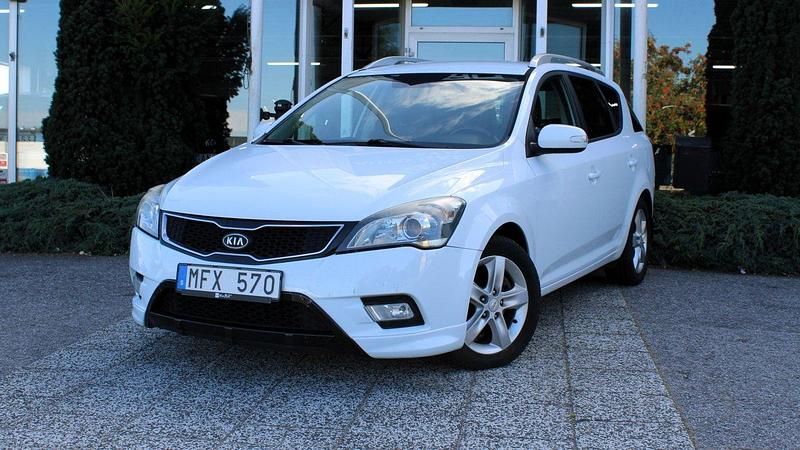 Vit Begagnad 2012 Kia Ceed Sportswagon Premium Kombi | 53 900 kr (Marknadspris) - Bild 1/4