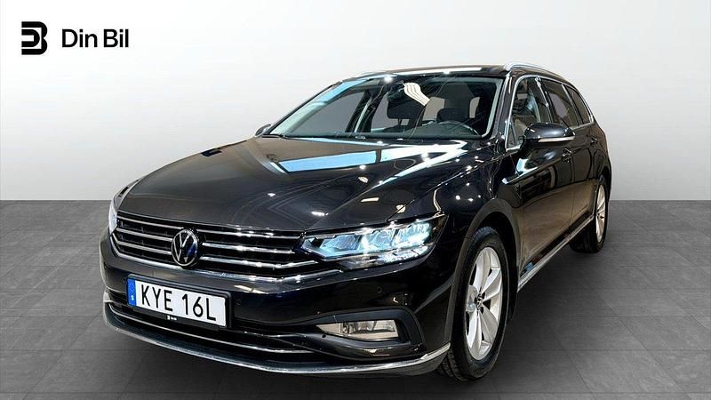 Mörkgrå Begagnad 2023 VW Passat Elegance Kombi | 354 900 kr (Marknadspris) - Bild 1/4