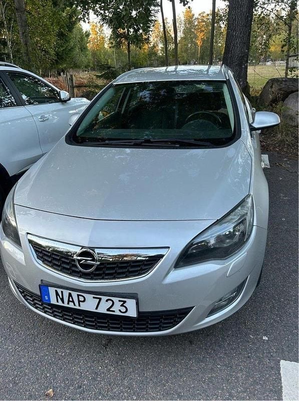 Grå Begagnad 2011 Opel Astra Enjoy Kombi | 42 000 kr (Marknadspris) - Bild 1/4