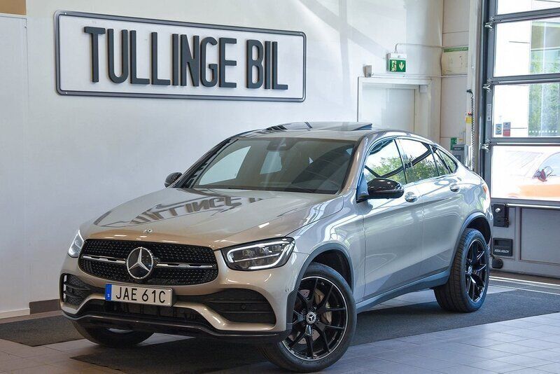Silver Begagnad 2022 Mercedes GLC300e AMG Line Premium Plus Sportkupé | 574 900 kr (Marknadspris) - Bild 1/4