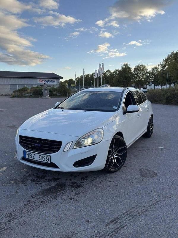 Vit Begagnad 2013 Volvo V60 Momentum Kombi | 75 000 kr (Marknadspris) - Bild 1/4