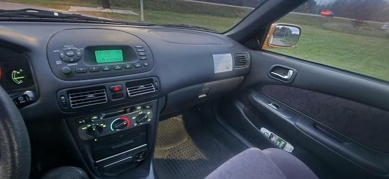 Gul Begagnad 2000 Toyota Corolla Halvkombi | 24 000 kr (Marknadspris) - Bild 1/4