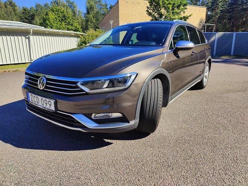 Brun Begagnad 2018 VW Passat Alltrack Kombi | 230 000 kr (Marknadspris) - Bild 1/4