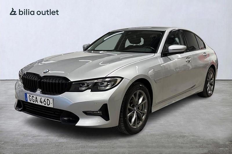 Silver Begagnad 2020 BMW 330 Sport Line Sedan | 259 000 kr (Bra pris) - Bild 1/4
