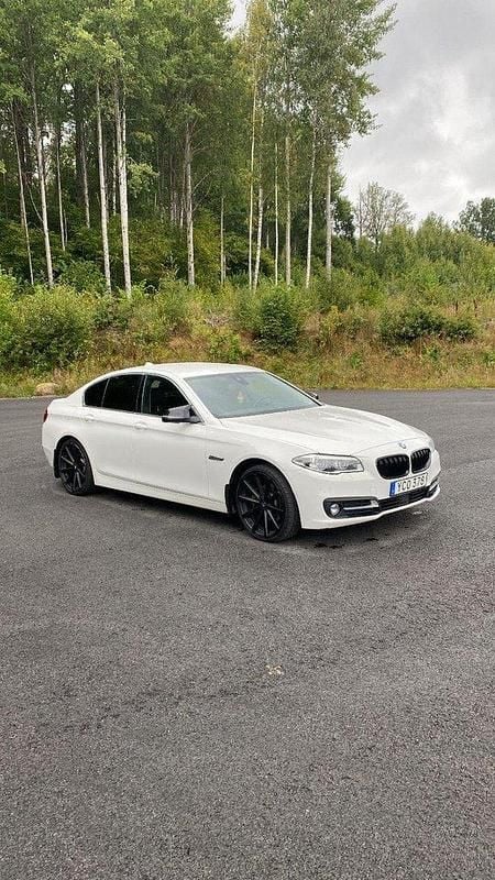 Vit Begagnad 2016 BMW 520 Sedan | 159 000 kr (Marknadspris) - Bild 1/4