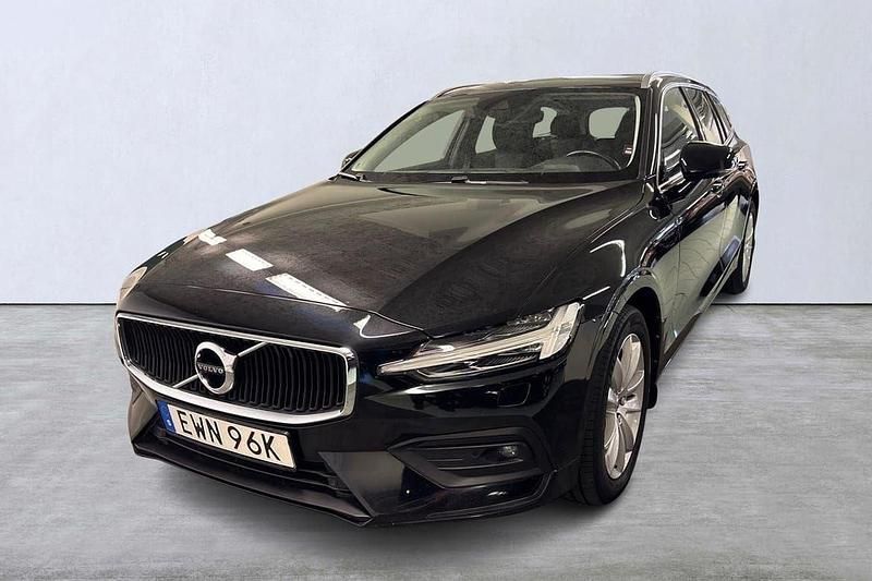 Svart Begagnad 2021 Volvo V60 Momentum Kombi | 294 900 kr (Marknadspris) - Bild 1/4