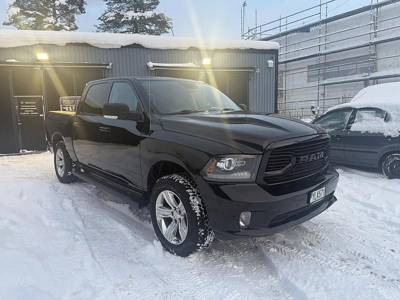 Svart Begagnad 2018 RAM 1500 Pickup | 398 750 kr (Marknadspris) - Bild 1/4