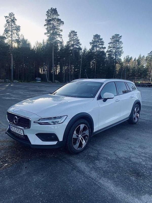 Vit Begagnad 2020 Volvo V60 CC Kombi | 249 900 kr (Marknadspris) - Bild 1/4