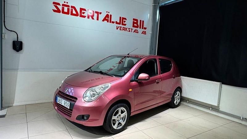 Ljusröd Begagnad 2009 Suzuki Alto Halvkombi | 34 900 kr (Lite dyr) - Bild 1/4
