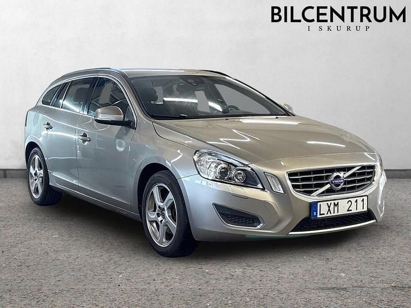 Begagnad Volvo V60 Momentum 150 HK (110 kW) 2012 Brun Kombi