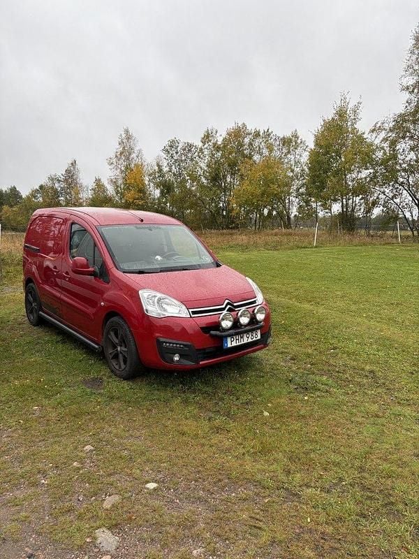 Röd Begagnad 2017 Citroën Berlingo Minibuss | 54 000 kr (Bra pris) - Bild 1/1