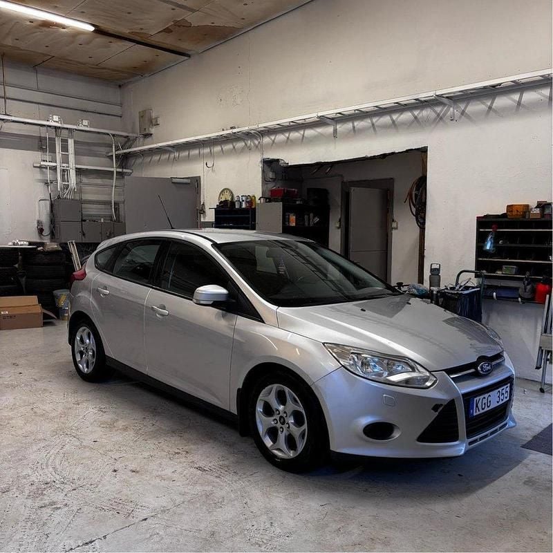 Grå Begagnad 2013 Ford Focus Trend Halvkombi | 51 000 kr (Marknadspris) - Bild 1/4