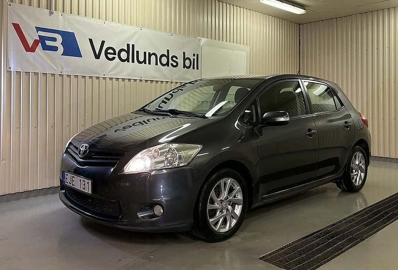 Grå Begagnad 2009 Toyota Auris Plus Halvkombi | 54 900 kr (Marknadspris) - Bild 1/4