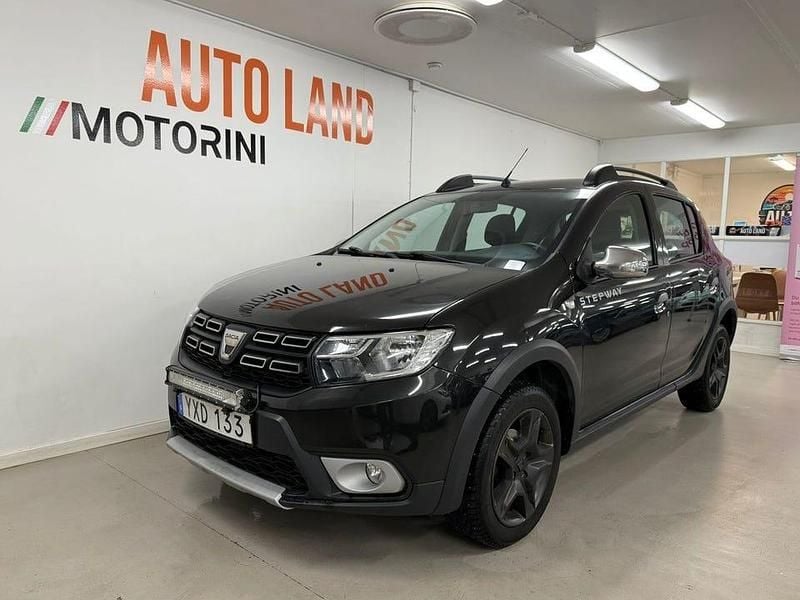 Svart Begagnad 2017 Dacia Sandero Stepway Kombi | 79 900 kr (Marknadspris) - Bild 1/4
