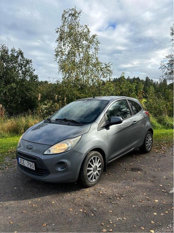 Grå Begagnad 2009 Ford Ka Titanium Halvkombi | 30 000 kr (Lite dyr) - Bild 1/4