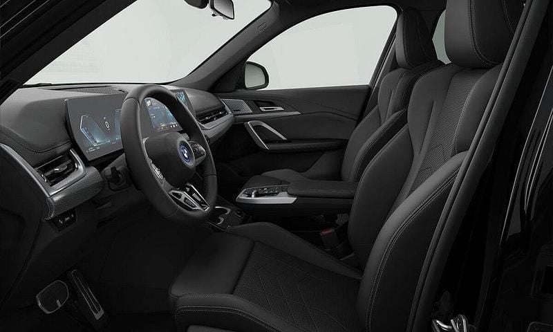 Svart Ny 2025 BMW X1 Comfort Edition SUV | 641 200 kr - Bild 1/1
