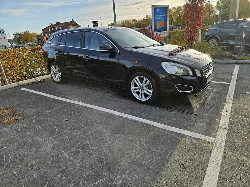 Svart Begagnad 2012 Volvo V60 Summum Kombi | 85 000 kr (Bra pris) - Bild 1/4