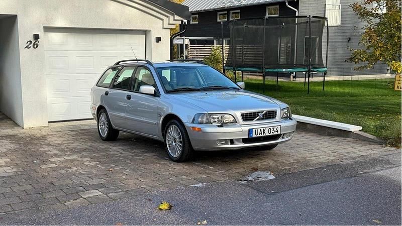 Grå Begagnad 2003 Volvo V40 Kombi | 49 900 kr - Bild 1/4