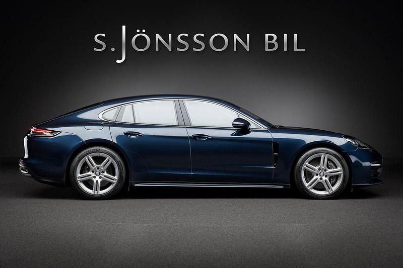 Mörkblå Begagnad 2021 Porsche Panamera 4 Sedan | 699 000 kr - Bild 1/4