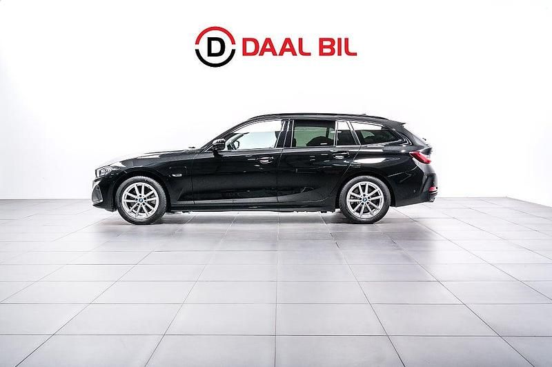 Svart Begagnad 2023 BMW 330e Sport Line Kombi | 369 700 kr (Lite dyr) - Bild 1/4