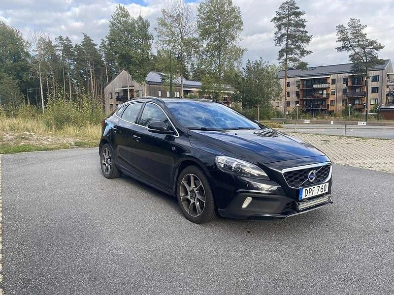 Svart Begagnad 2015 Volvo V40 CC Ocean Race Kombi | 145 000 kr (Marknadspris) - Bild 1/4