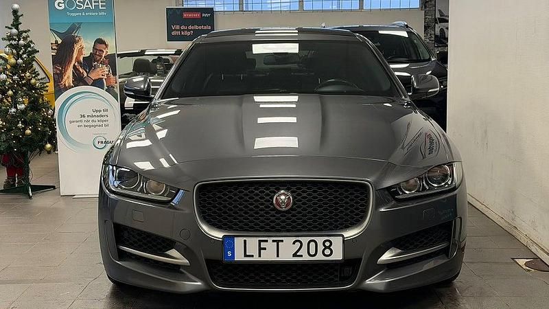 Begagnad Jaguar XE R-Sport 180 HK (132 kW) 2017 Grå Sedan