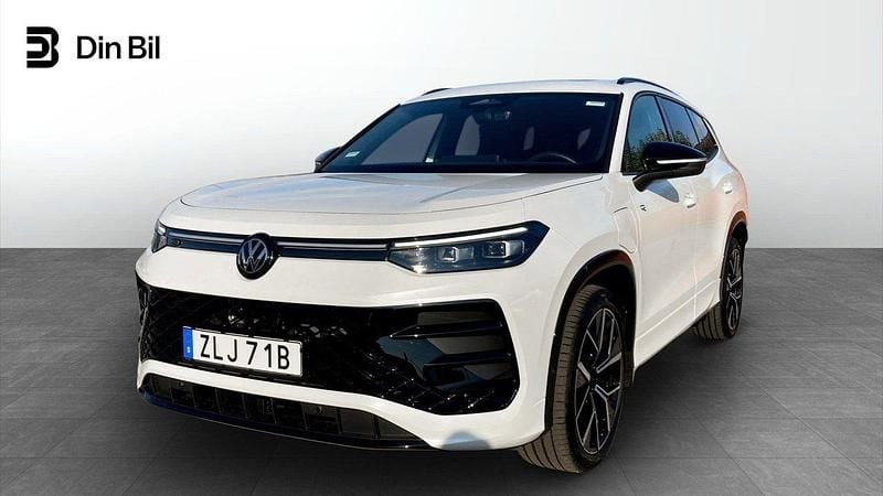 Vit (oryx white pearl) Begagnad 2025 VW Tayron R-line SUV | 639 900 kr - Bild 1/4