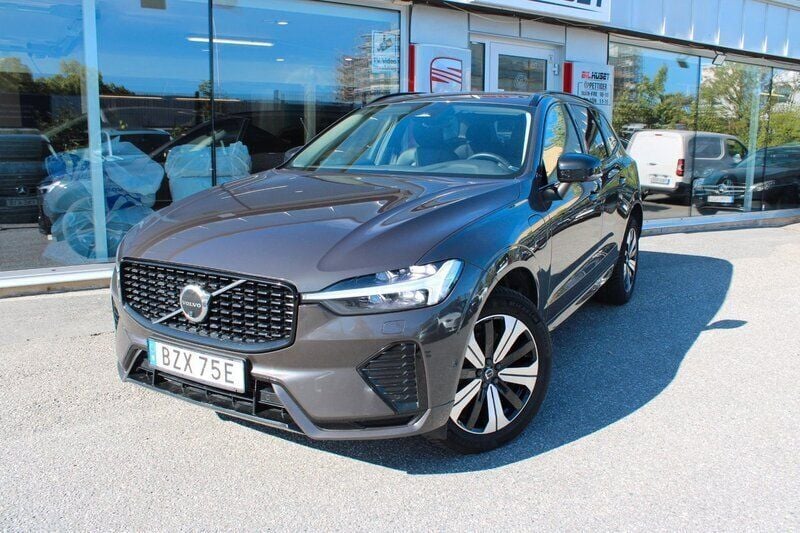 Grå Begagnad 2023 Volvo XC60 Plus SUV | 389 900 kr (Superpris) - Bild 1/4