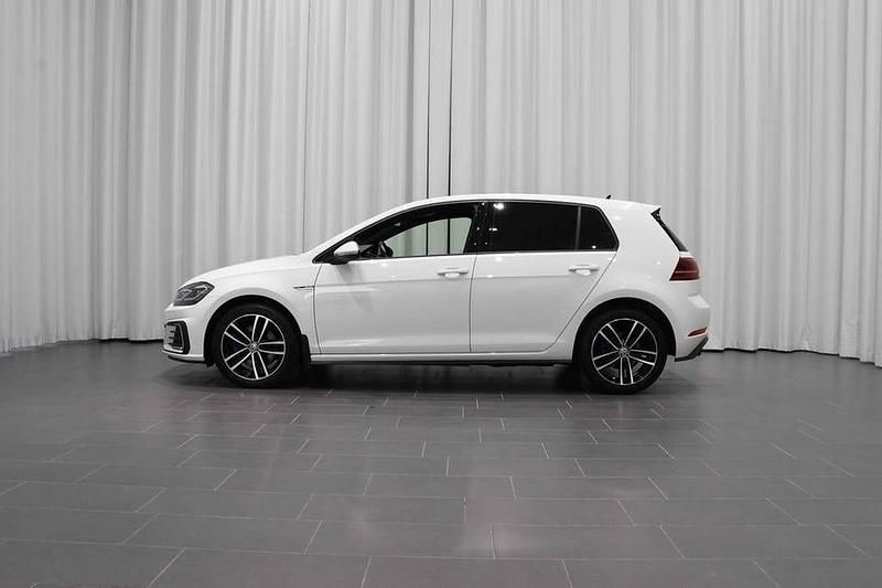 Begagnad VW Golf VII GTE 150 HK (110 kW) 2020 Pure white Kombi