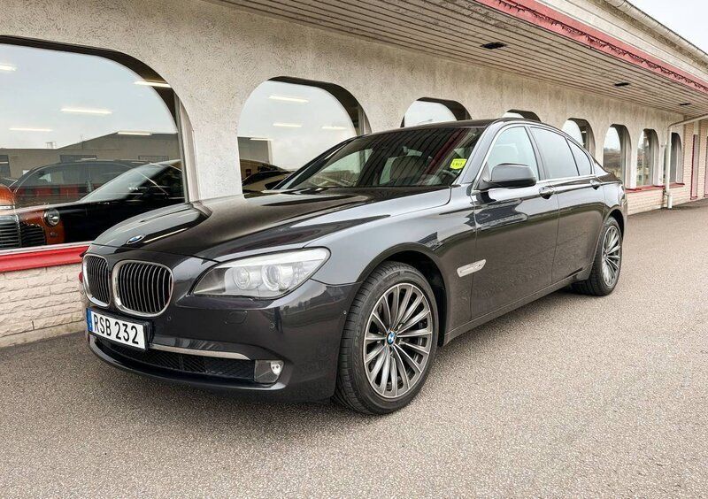 Mörkgrå Begagnad 2010 BMW 740 Sedan | 219 000 kr - Bild 1/4
