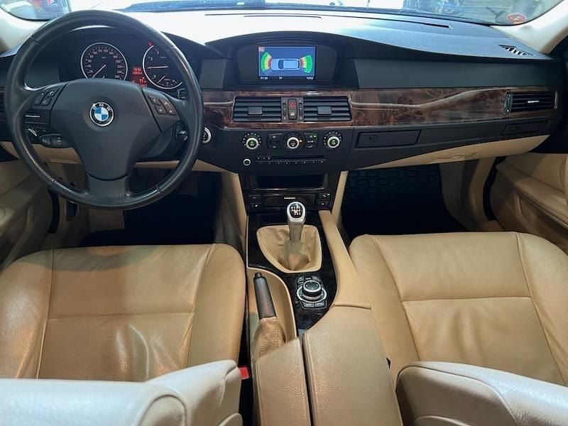 Grå Begagnad 2010 BMW 520 Kombi | 82 999 kr (Dyr) - Bild 1/4