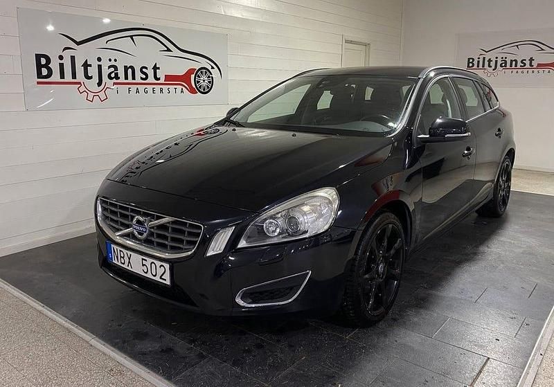 Svart Begagnad 2012 Volvo V60 Momentum Kombi | 109 900 kr (Marknadspris) - Bild 1/4