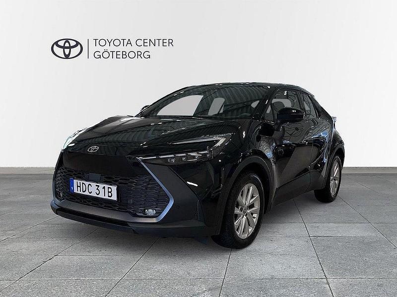 Black mica (209) Begagnad 2024 Toyota C-HR Style SUV | 399 900 kr (Bra pris) - Bild 1/3