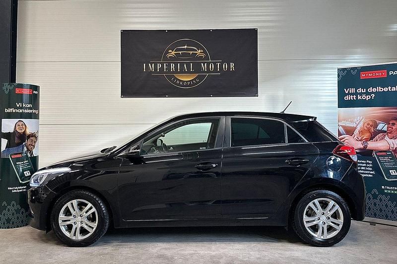 Svart Begagnad 2015 Hyundai i20 Premium Halvkombi | 68 200 kr (Marknadspris) - Bild 1/4
