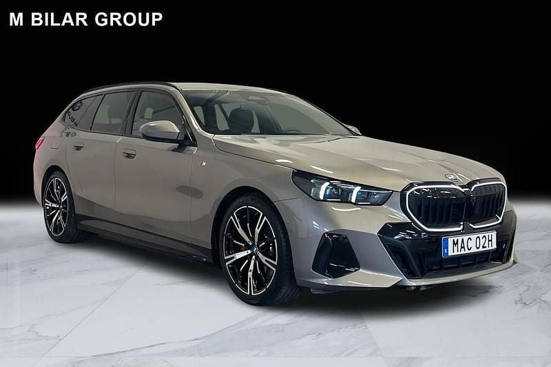 Grå Begagnad 2025 BMW 530e M Sport Kombi | 699 000 kr (Bra pris) - Bild 1/4
