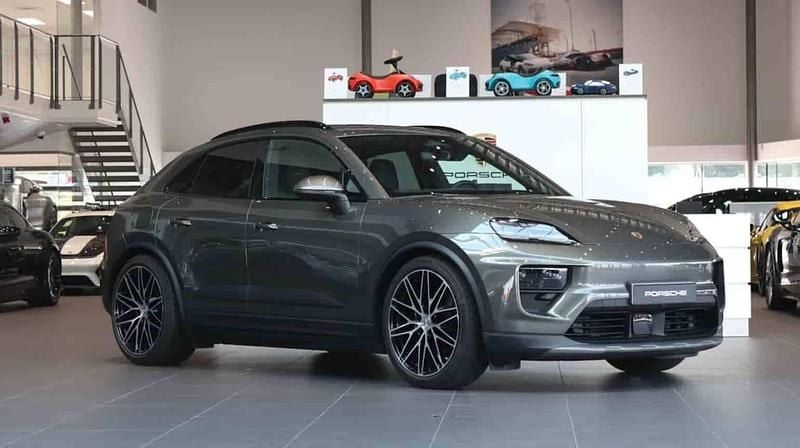 Grön Begagnad 2025 Porsche Macan 4 Electric SUV | 995 000 kr - Bild 1/1