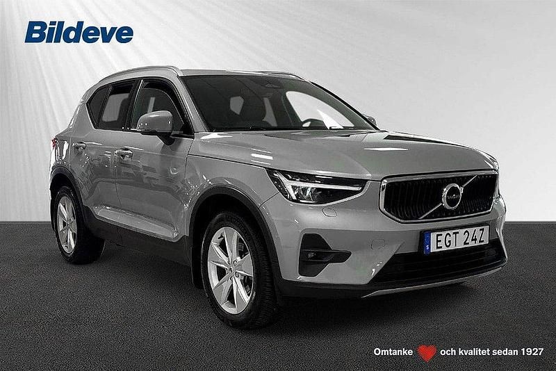 Grå Begagnad 2023 Volvo XC40 Core SUV | 339 900 kr (Marknadspris) - Bild 1/4