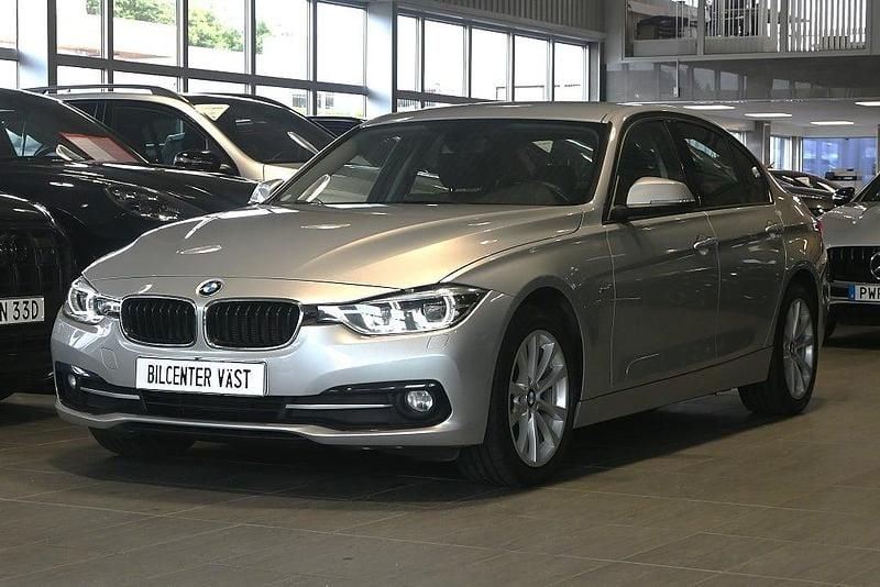 Silver Begagnad 2015 BMW 318 Sport Line Sedan | 149 000 kr (Marknadspris) - Bild 1/4