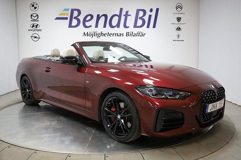 Aventurinröd metallic Begagnad 2022 BMW M440 M Sport Sedan | 679 500 kr (Marknadspris) - Bild 1/3