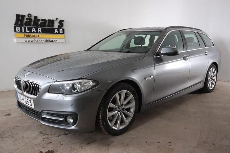 Grå Begagnad 2016 BMW 520 Kombi | 219 500 kr (Dyr) - Bild 1/4