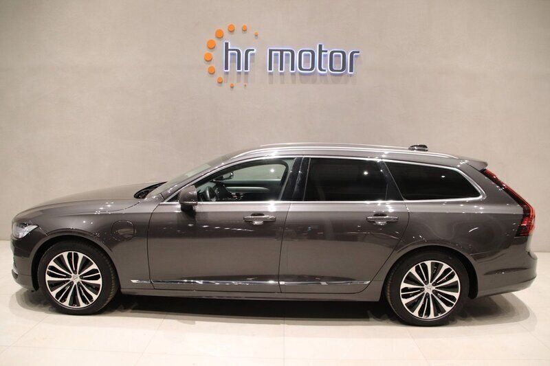 Grå (platinum grå) Begagnad 2023 Volvo V90 Core Kombi | 379 000 kr (Marknadspris) - Bild 1/4