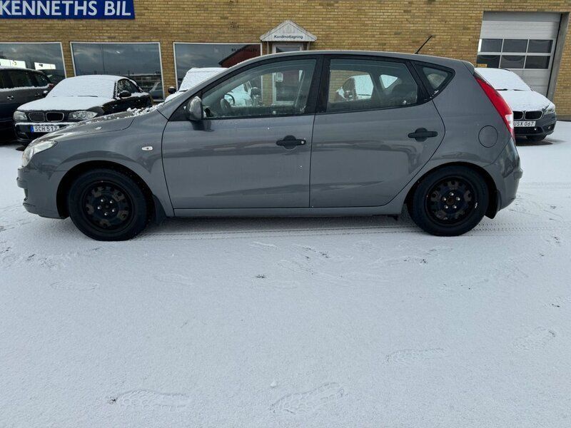 Grå Begagnad 2009 Hyundai i30 Halvkombi | 49 500 kr (Marknadspris) - Bild 1/4