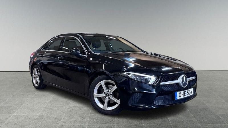 Svart Begagnad 2019 Mercedes A180 Sedan | 269 900 kr (Marknadspris) - Bild 1/4
