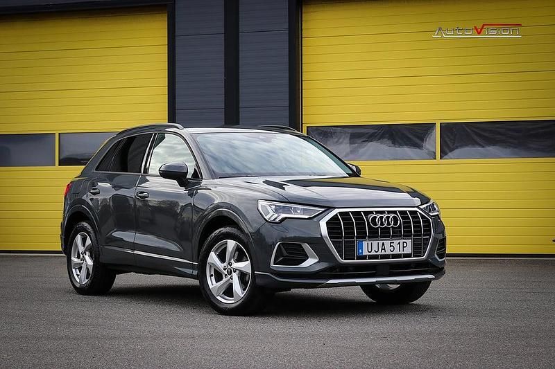Grå Begagnad 2023 Audi Q3 Advanced Plus SUV | 339 900 kr (Marknadspris) - Bild 1/4