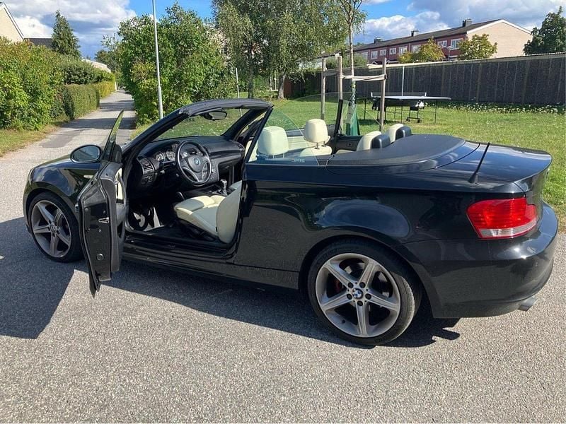 Svart Begagnad 2009 BMW 120 Cabriolet Sport Line Cab | 69 000 kr (Marknadspris) - Bild 1/4