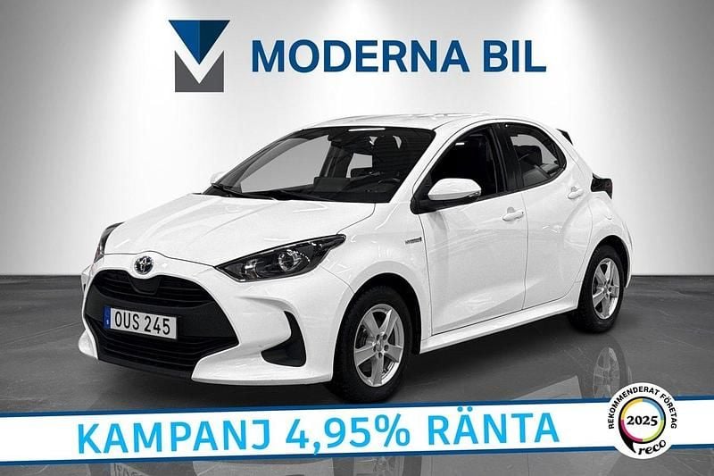 Vit Begagnad 2021 Toyota Yaris Hybrid Active Halvkombi | 172 400 kr (Marknadspris) - Bild 1/4