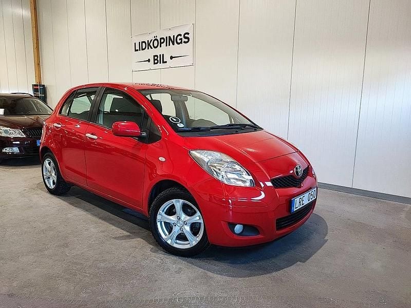 Begagnad Toyota Yaris 99 HK (72 kW) 2011 Röd Halvkombi