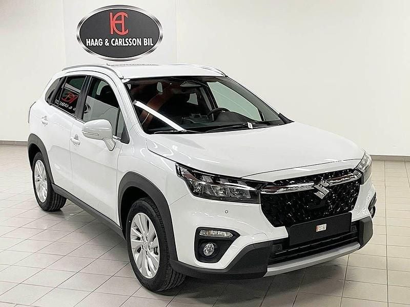 Vit Ny 2025 Suzuki SX4 S-Cross SUV | 341 800 kr (Lite dyr) - Bild 1/4