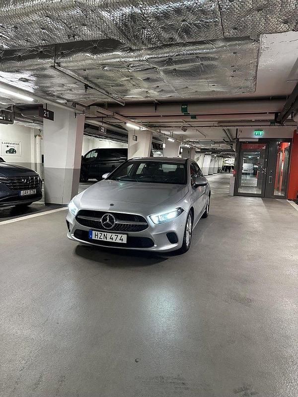 Silver Begagnad 2019 Mercedes A200 Halvkombi | 230 000 kr (Bra pris) - Bild 1/4