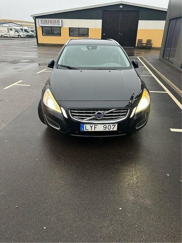 Svart Begagnad 2012 Volvo V60 Summum Kombi | 52 000 kr (Marknadspris) - Bild 1/4